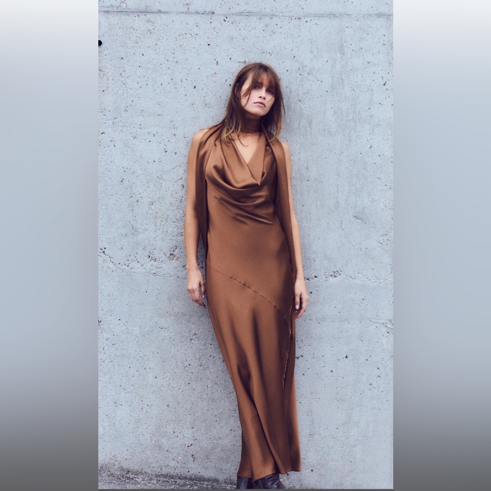 SATIN EFFECT DRESS WITH BOW
CARAMEL 0/8999/331/732/01